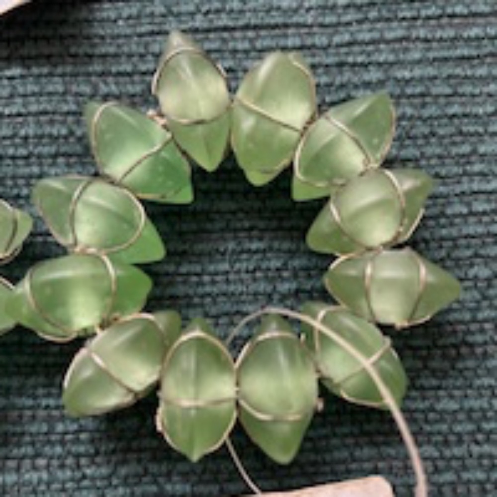 NAPKIN RINGS NWT  = GREEN Glass encircled with FILAGREE WIRE